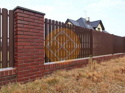 Забор из евроштакетника с кирпичными столбами, кладка стандартная