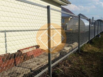 Усиленный забор из сетки рабицы на столбах