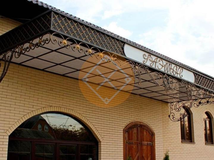 навес с ковкой к дому