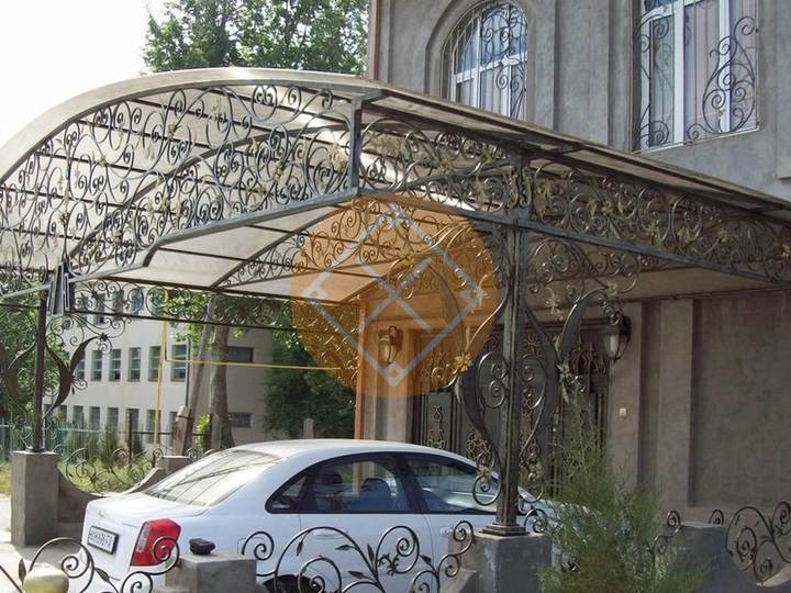 кованый навес к дому из поликарбоната