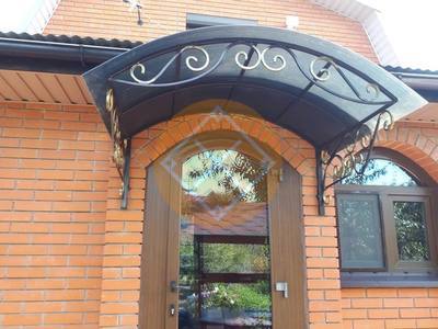Козырек с сотовым поликарбонатом и коваными элементами