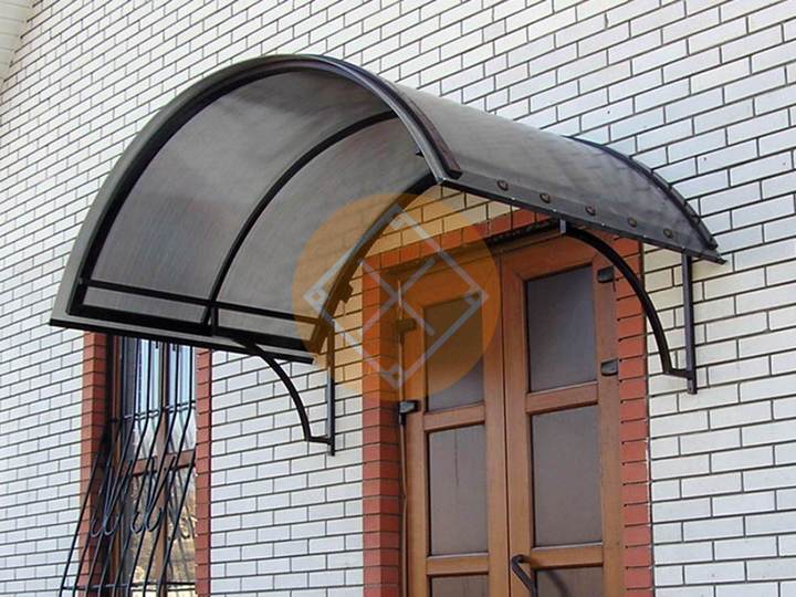 козырек к дому с арочной крышей