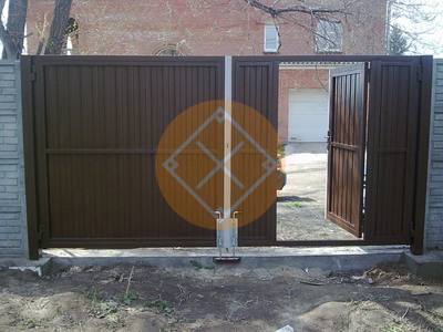 Распашные ворота с калиткой и вертикальным стопором